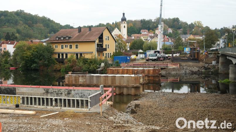 Die Arbeiten an der Behelfsbrücke zwischen der Wöhrvorstadt und Krondorf laufen auf Hochtouren. Bild: Hirsch