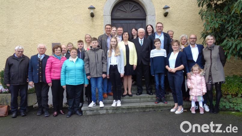 Agnes und Michael Eckl sind 50 Jahre verheiratet. Unser Bild zeigt die beiden inmitten der Kinder, Enkel und Festgäste. Bild: amö