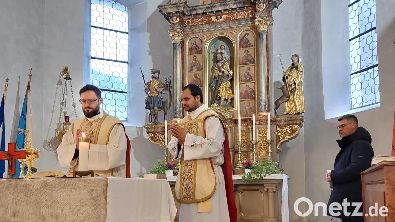 Der neue Pfarrvikar Rajesh Yeruva (rechts) und der neue Gemeindeassistent Maximilian Frank (links) stellen sich bei einem Einführungsgottesdienst dem Pfarrverband Illschwang/Kastl/Ursensollen vor. Bild: Theresia Otterbein/exb