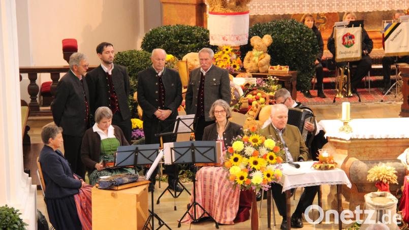 Die &quot;Lamer Winkl Sänger&quot; (stehend) gaben bereits beim Erntedanksingen im letzten Jahr ihre musikalische Visitenkarte ab und hinterließen einen hervorragenden Eindruck. Sie bereichern auch am 2. Dezember das &quot;Altbayrische Adventssingen&quot; mit ihren schönen Stimmen. Bild: prh