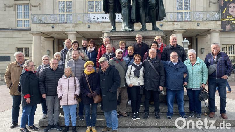 Die Reisegruppe vor dem Denkmal der Dichterfürsten in Weimar. Rechts Organisator Heribert Ficker. Bild: bk