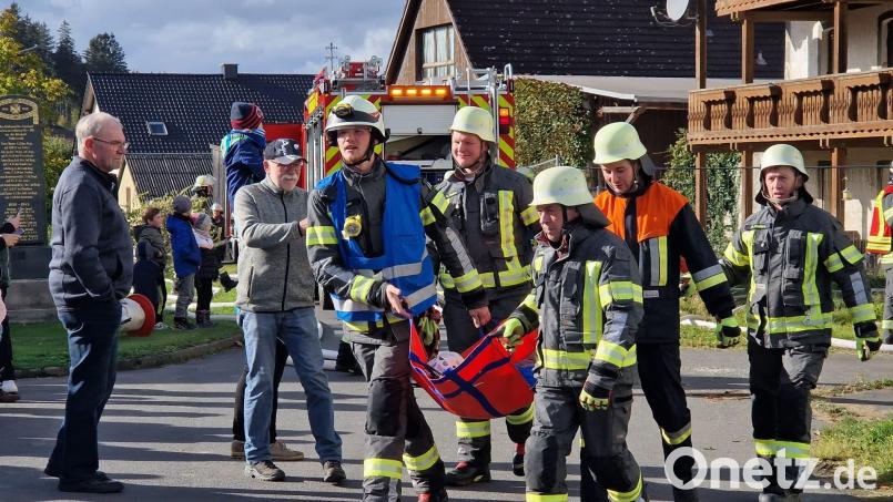 Bei der Einsatzübung mussten auch Verletzte aus dem Übungsobjekt gerettet werden. Rund 150 Interessierte verfolgten die Arbeiten der Einsatzkräfte. Bild: Feuerwehr Waldershof/exb