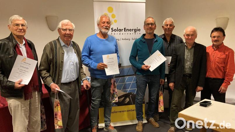 25 Jahre halten (von links) Dr. Hans-Martin Thieringer, Walter Hillebrand, Norbert Mitlmeier, Johann Seitz und Jürgen Stauber dem Solarenergie-Förderverein die Treue. Als Vorsitzende wurden (von rechts) Lorenz Hirsch und Hans-Jürgen Frey wiedergewählt. Bild: Hans-Jürgen Frey