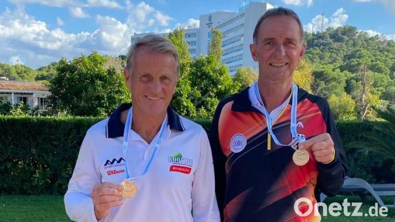 Norbert Henn (rechts) stieß bei der Tennis-WM der Senioren bis ins Finale vor und unterlag hier dem Australier Glenn Busby (links). Bild: Henn
