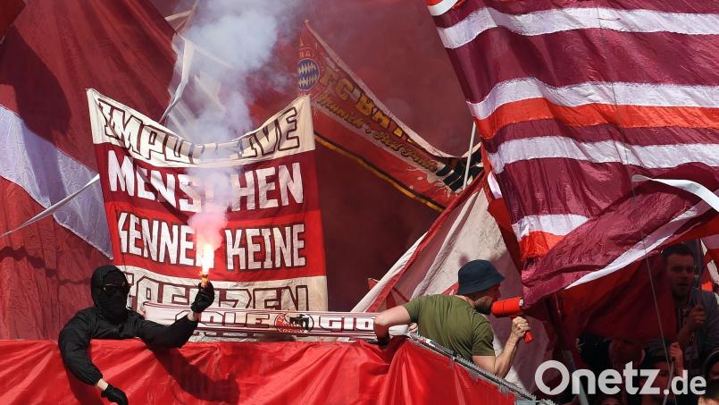 Bayerns Fans zünden Pyrotechnik. Bild: Federico Gambarini/dpa/Symbolbild