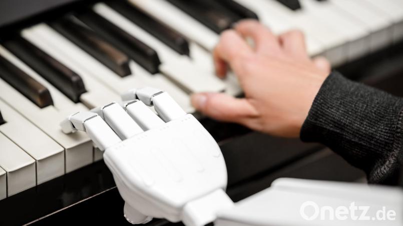 Wenn menschliche und künstliche Intelligenz zusammen improvisieren – ist das dann &quot;echte&quot; oder &quot;künstliche&quot; Kunst? Wie Kunst und KI sich gegenseitig beeinflussen könnten, das weiß der KI-Experte für das Wissenschaftszentrum Speinshart, Professor Aldo Faisal. Bild: Miriam Doerr &amp; Martin Frommherz/Adobe Stock