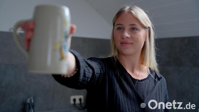 Viereinhalb Minuten hält Anna Ertl, Gewinnerin im Bierkrugstemmen auf der Etzenrichter Kirwa, ihren Krug. Für Oberpfalz-Medien stellt sie die Szene nach. Bild: Marco Meier