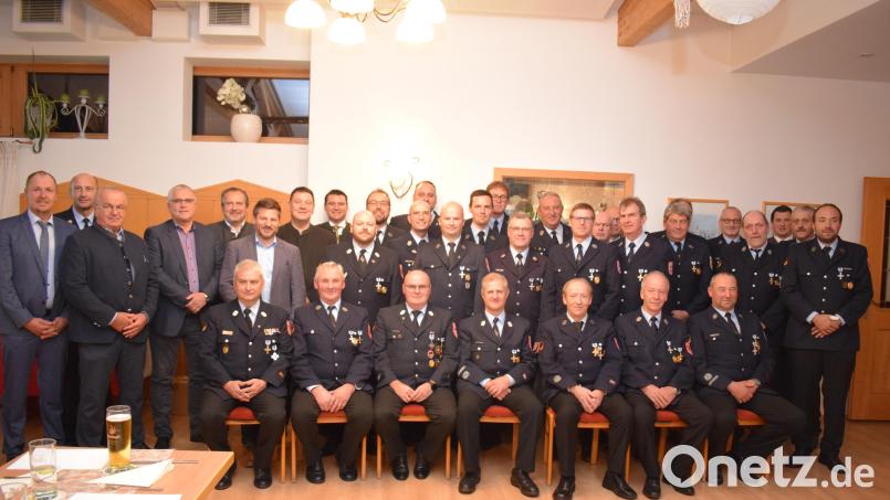 Aus der Kreisbrandinspektion Nord wurden 30 langjährige Feuerwehrleute mit den Ehrenzeichen erster oder zweiter Klasse ausgezeichnet. Bild: bnr