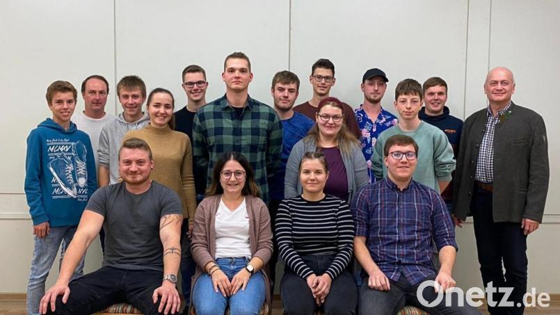 Die neu gewählte Vorstandschaft der KLJB Kulz mit Bürgermeister und Jugendbeauftragten: Im Bild vordere Reihe (von links) zweiter Vorsitzender Manuel Scherr, zweite Vorsitzende Tina Ebner, erste Vorsitzende Katharina Herrmann, erster Vorsitzender Thomas Ebner, zweite Reihe (von links) Schriftführerin Magdalena Herrmann, zweiter Kassier Jonas Böckl, Kassier Andrea Dirnberger, Kassenprüfer Robin Götz, Bürgermeister Walter Schauer, hintere Reihe (von links) Beisitzer Dominik Kramer, Jugendbeauftragter Mathias Dirnberger, Beisitzer Lukas Schafbauer, Beisitzer Andreas Kramer Fahnenträger Jonas Schauer, Beisitzer Mathias Weigl, Fahnenträger Markus Scherr und Kassenprüfer Michael Maier. Bild: Laura Brandl/exb