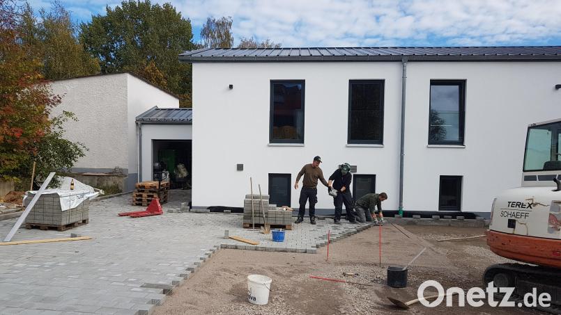 Die Pflasterarbeiten am neuen Feuerwehr-Gerätehaus in Burgtreswitz gehen vor dem Winter über die Bühne. 2024 ist die Inbetriebnahme geplant. Bild: gi