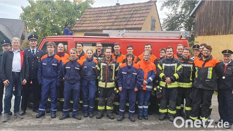 Die erfolgreichen Gruppen der Feuerwehr Achtel mit Kommandant Armin Linhard, Kreisbrandinspektor Hans Sperber, den Kreisbrandmeistern Norbert Sperber und Thomas Wiesent sowie Zweitem Bürgermeister Stefan Steger. Bild: lei