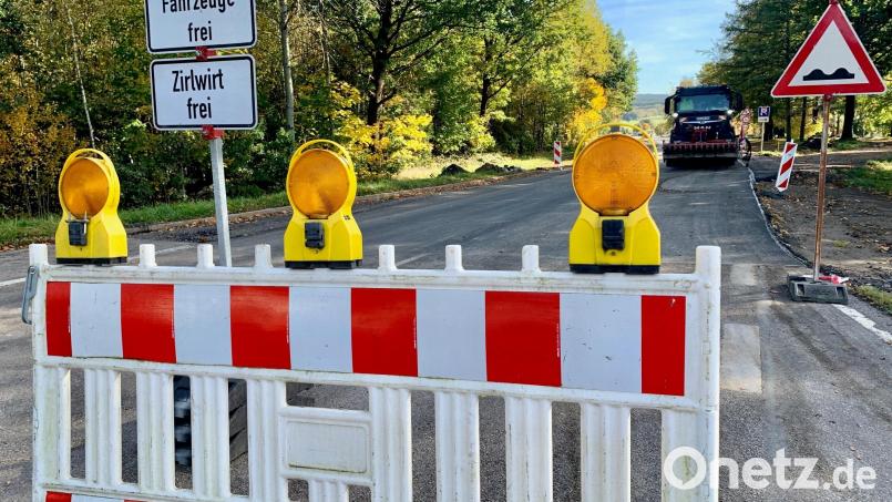 Noch bis Mitte November ist die Staatsstraße 2166 zwischen der Abzweigung Zeßmannsrieht/Remmelberg und Waldau gesperrt. Bis zum Gasthaus Zirlwirt dürfen Anlieger die Straße jedoch befahren. Bild: Gabi Schönberger