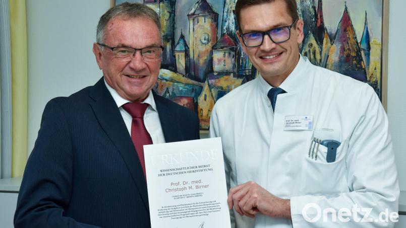Professor Christoph Birner (rechts) vom Klinikum Amberg ist in den Beirat der Deutschen Herzstiftung berufen worden. Karl Bauer aus Schmidmühlen überreichte als Vertreter der Herzstiftung die Urkunde. Bild: Stephan Huber