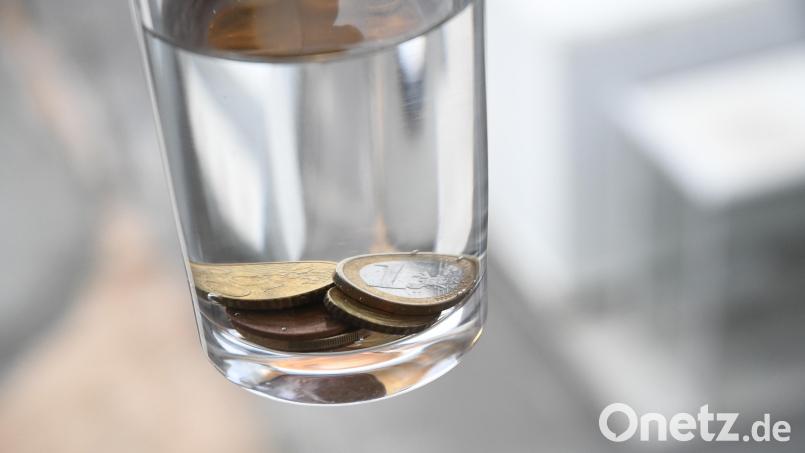 Ein durchschnittlicher Haushalt verbraucht 120.000 Liter Wasser im Jahr. In Weiden werden dafür künftig um etwa 12 Prozent höhere Gebühren fällig. Symbolbild: Gabi Schönberger