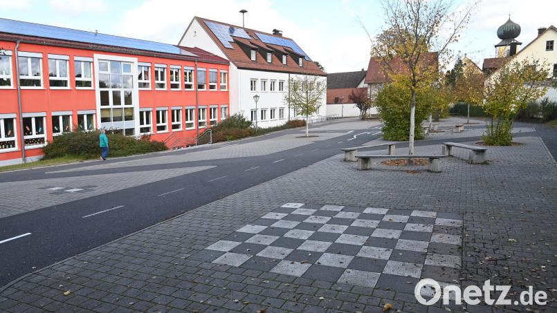Der Allwetterplatz neben der Schule ist abgenutzt und muss dringend saniert werden. Laut Bürgermeister Hermann Böhm muss aber jede weitere Investition genauestens überprüft werden. Bild: gf