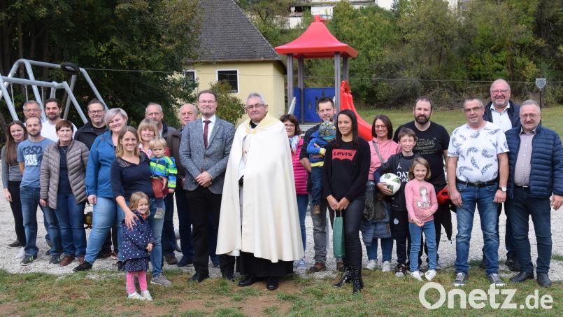 Mit der Segnung durch Pfarrvikar Christian Preitschaft und der Freigabe durch Bürgermeister Florian Junkes wird der neue Kinderspielplatz an der Uferpromenade in Hohenburg offiziell seiner Bestimmung übergeben. Bild: bö