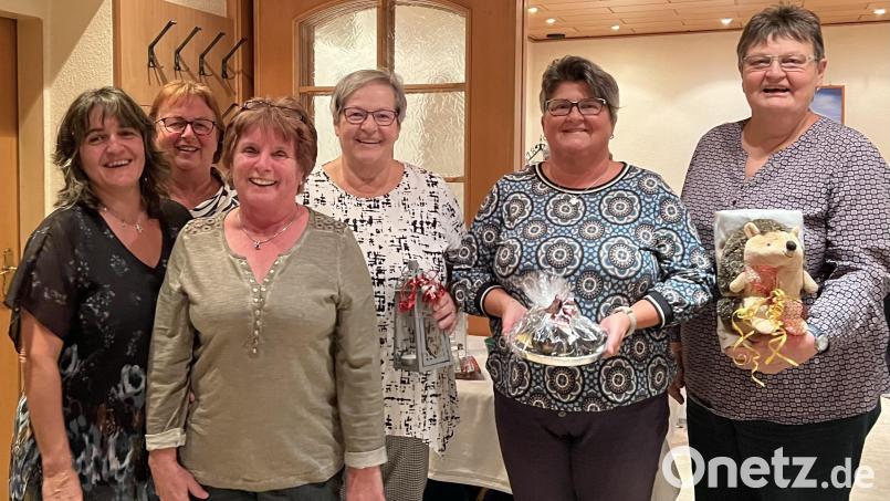 Über ihre Gewinne beim Rommé-Turnier freuen sich: (von rechts) Margot Frank, Birgit Tanner, Josefine Ermer, Annemarie Tögel, Waltraud Haberkorn und Vorsitzende der AsF Windischeschenbach Maria Adam. Bild: Roland Adam/exb