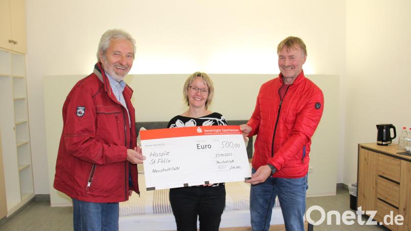 500 Euro Spende der Siedlergemeinschaft Neustadt überreichten Vorsitzender Arthur Weber (links) und sein Stellvertreter Lothar Trauner (rechts) an Susanne Wagner (Mitte), die Leiterin des Hospiz St. Felix im neu eingerichteten Familienzimmer. Bild: prh