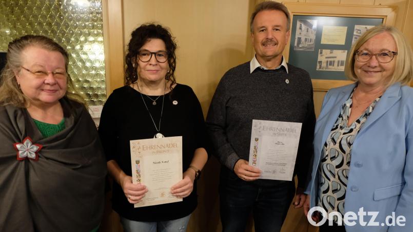 Ehrungen standen im Mittelpunkt der Herbstversammlung des Obst- und Gartenbauvereins Floß. Für 15- und 25-jährige Treue gab es Ehrenzeichen in Bronze und Silber. Von links: stellvertretende Bezirksvorsitzende Rosa Prell, Nicole Venzl, Jürgen Bär und Vorsitzende Rita Rosner. Bild: le