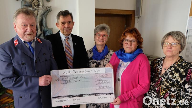 Für den Malteser-Hilfsdienst Weiden spendete der Katholische Frauenbund 1 000 Euro. Von links: Geschäftsführer Dieter Landgraf, Pfarrer Max Früchtl, Zweite Vorsitzende Renate Bock, Vorsitzende Christina Schaller und Schatzmeisterin Christine Wirth. Bild: le