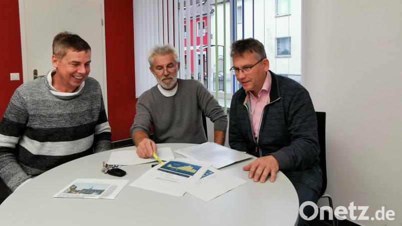 Die Initiatoren der BI „Hof plus“, Jochen Schneider (von links), Josef Biebl und Reinhard Elsner, wollen auch in Zukunft weitere Solarfelder in Oberviechtach verhindern. Bild: Portner