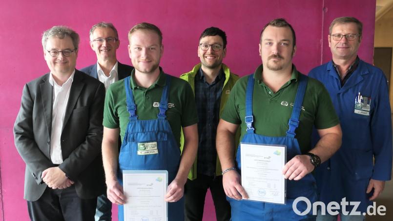 Verbandsdirektor Thomas Knoll, stellvertretender Geschäftsleiter Franz Grabinger, Betriebsleiter Thomas Kraus und Kraftwerksmeister Johann Kraus (von links nach rechts) gratulierten den frisch gebackenen „Kraftwerkern“ Michael Jancker und Simon Deiminger (mit Zeugnissen von links nach rechts). Bild: Stefan Karl/exb