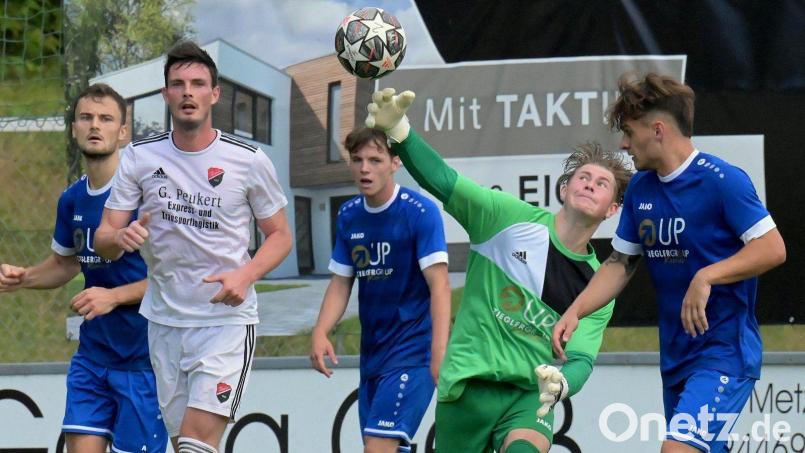 SpVgg-SV-Torwart Max Wissmann wirft den Ball nach vorne: Zum Saisonauftakt unterlag die SpVgg SV Weiden mit 0:1 beim TSV Seebach. Diese Niederlage wollen die Schwarz-Blauen im Spitzenspiel am Freitagabend im Sparda-Bank-Stadion wettmachen. Bild: Werner Franken