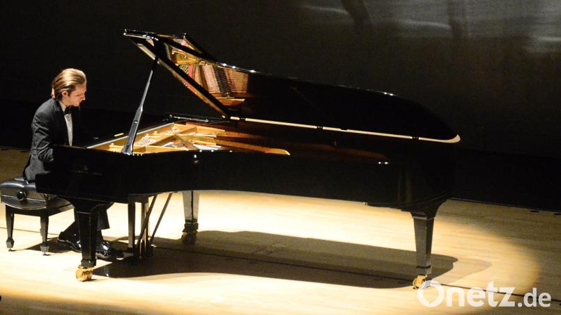 Der 19-jährige Ausnahmepianist Yoav Levanon bei seinem Gastspiel in Weiden. Bild: Kunz