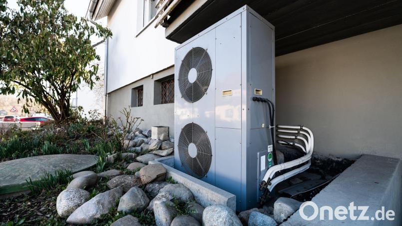 Die Lüftungsanlage einer Wärmepumpe steht vor einem Wohnhaus, bei sanierten und neuen Gebäude ist das mittlerweile schon ein gewohnter Anblick. Wieviel Wärmeenergie auch private Häuser in Weiherhammer benötigen, soll in einem Pilotprojekt ermittelt werden. Bild: Silas Stein/dpa