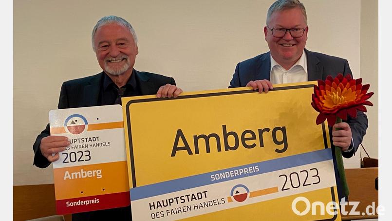 Mit einem Sonderpreis wurde die Zukunftsakademie Amberg beim Wettbewerb &quot;Hauptstadt des Fairen Handels&quot; bedacht. Bei der Übergabe des Preises im Stadtrat Leiter Helmut Kollhoff (links) und Oberbürgermeister Michael Cerny. Bild: ass