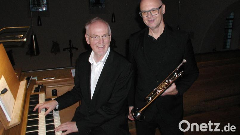 Zwei Musiker, die auf langjährige Zusammenarbeit bauen können, gestalteten ein überaus interessantes Programm: Reinhold Schelter (links) und Dieter Lederer. Bild: ld