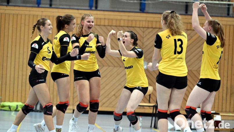 Riesenjubel bei den Volleyballdamen des SV Hahnbach nach dem deutlichen 3:0-Heimerfolg gegen Neudrossenfeld. In einem erneuten Heimspiel geht es nun gegen den TB/ASV Regenstauf. Archivbild: Hubert Ziegler