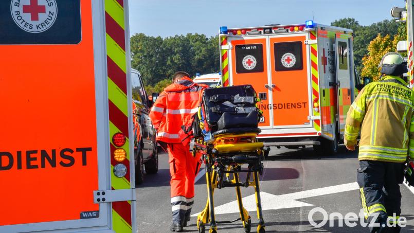 Bei einem Frontalzusammenstoß zweier Pkw am Freitagnachmittag auf der B85 wurden fünf Personen schwer verletzt; darunter auch eine Familie mit zwei Kindern. Viele Rettungskräfte waren schnellstens vor Ort, um zu helfen. Bild: Petra Hartl