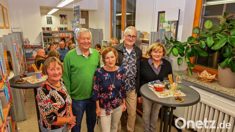 Das Team der Gemeindebücherei Friedenfels hieß zum Weinleseabend Thomas Bäumler (Zweiter von rechts) aus Neustadt/WN und Lokalmatador Dieter Schraml willkommen. Bild: Gemeindebücherei Friedenfels/exb