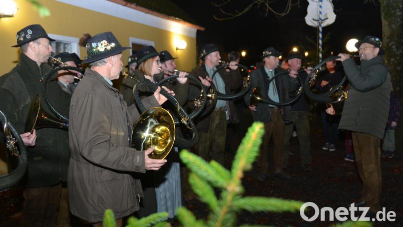 Die musikalische Gestaltung der Hubertusmesse und des anschließenden Festakts zum Jägerschlag übernehmen die Jagdhornbläser unter der Leitung von Hornmeister Eduard Forster (rechts). Bild: dob