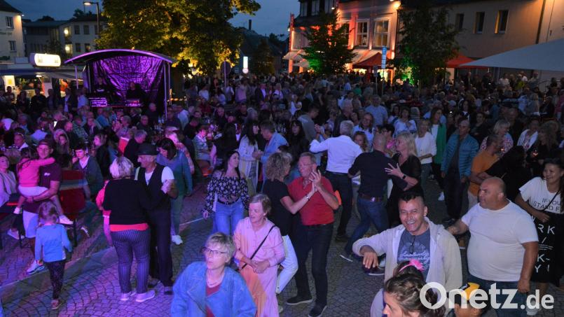 In eine große Tanzfläche verwandelte sich der Untere Markt beim Mitterteicher Marktplatzfest Ende Juli dieses Jahres. Auch 2024 wird es wieder eine solche Veranstaltung geben, wie jetzt bekannt wurde. Archivbild: jr