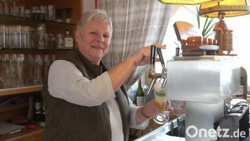 Dagmar Helgert ist zurück am Tresen – mit ihrem Ehemann Hans bewirtschaftet sie seit 2. Oktober das Messer-Wirtshaus am Heurangweg in Mitterteich. Bild: lnz
