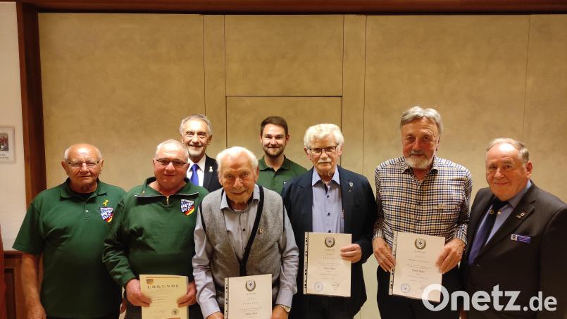 Die Soldaten- und Reservistenkameradschaft Hahnbach ehrt Mitglieder für ihre Treue (von links): Erich Kelsch, Alfons Poczki, Kreisvorsitzender Bertram Gebhard, Dietmar Schulz, Vorsitzender Christian Gäck, Franz Kölbl (Hauptmann der ehemaligen Patenkompanie Panzerbrigade 12), Rudolf Sichelstiel und Bezirksvorsitzender Horst Embacher. Bild: mma