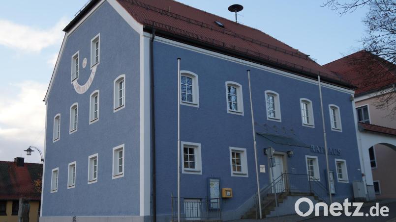 Das Rathaus ist wieder mit Leben erfüllt. Physiotherapeut Matthias Biebl, der die früheren Räume der Sparkasse nutzt, möchte seine Räumlichkeiten auf die frühere Arztpraxis ausdehnen und hätte dann das ganze Erdgeschoss für sich. Bild: wel