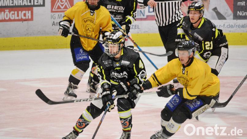 Philipp Siller (links) schnürte bei seinem ersten Heimspiel für den ERSC Amberg in der Eishockey-Bayernliga gegen Ulm gleich einen Viererpack. Bild: Andreas Brückmann