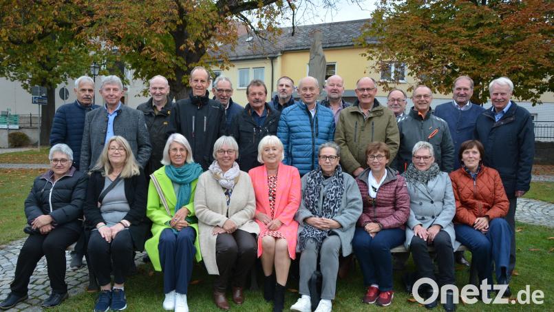 Auf dem Therese-Neumann-Platz ließen die Angehörigen des Konnersreuther Schülerjahrgangs 1957/58 ein Foto zur Erinnerung an das Klassentreffen schießen. Bild: jr