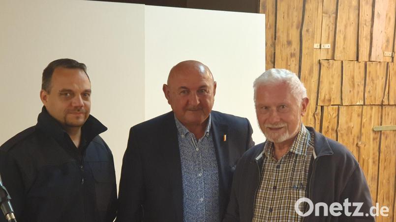 Die HKA-Vorsitzenden Michael Iberer und Georg Götz (von links) freuen sich mit Rainer Jäger über die 250-Euro-Spende des HKA an den Reit- und Fahrverein Hahnbach für dessen Jugendarbeit. Bild: mma