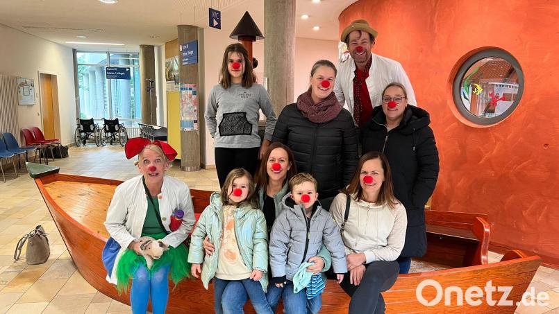 Die Krabbelgruppe &quot;Quietscheenten&quot; aus Vohenstrauß überbringt den &quot;KlinikClowns&quot; eine Spende. Bild: Eva Rauch/exb