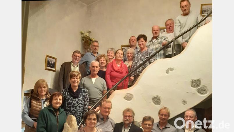 Auf der Treppe im Gasthof Eckstein in Wernersreuth stellten sich die Frauen und Männer des Jahrgangs 1962/63 zum Erinnerungsbild. Bild: Doris Eckstein/exb