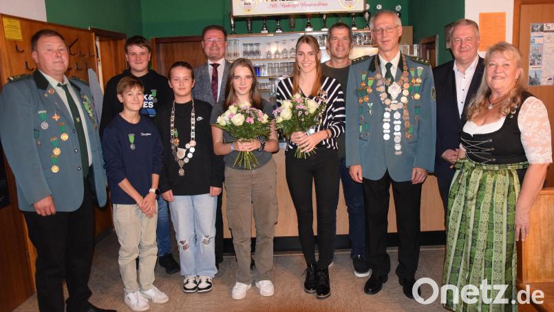 Seine neuen Würdenträger ermittelt der Schützenverein Mendorferbuch-Egelsheim. Dazu gratulieren Schützenmeisterin Barbara Guttenberger und Landrat Richard Reisinger (von rechts) sowie Bürgermeiste Florian Junkes (Fünfter von links). Bild: bö