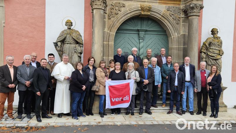 Geehrte, Musiker und Funktionäre (von links nach rechts): Karl-Hein Wächter, Erhard Dobmann, Walter Thurn (Musiker), Rene Bauer (Musiker), Thomas Beitz (Vorsitzender OV West), Pater Adrian (Prior Kloster Speinshart), Eva Bößl (Gewerkschaftssekretärin), Katrin Wachsmann, Sabine Beer, Maria Braun, Daniela Gorny, Christa Bauer, Josef Bauer, Heribert Lassner, Hans Dagner, Hans Erfurt, Martin Hottner, Edgar Baier, Werner Walberer, Hans-Peter Brunner, Franz Bauer, Manfred Haberzeth, Marina Mühlbauer (stellvertretende Bezirksgeschäftsführerin). Bild: Eva Bößl/exb