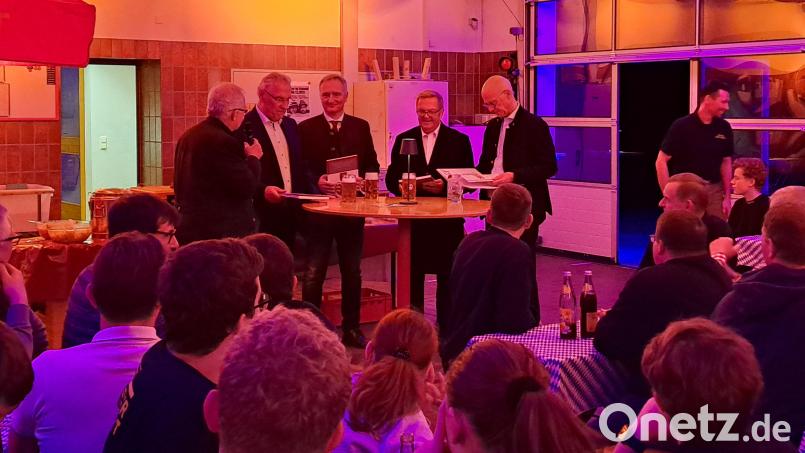 Die Amberger Feuerwehren feierten ihr Aktivenfest, Bayerns Innenministers Joachim Herrmann (am Tisch, Zweiter von links) folgte der Einladung. Bild: tne