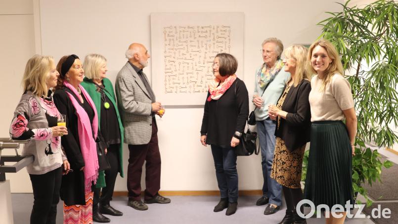 Werner Baur (Vierter von links) erklärt den Laufer Künstlerinnen Irmingard Beirle, Anna Luise Oechsler, Gerda Karina Hederer und Jutta Hanna Schwarz sowie Nora Matocza, der Leiterin der Galerie im LCC, und VHS-Leiterin Claudia Mai (von links) seine Assemblage &quot;Schlüsselerlebnis&quot;. Bild: cog
