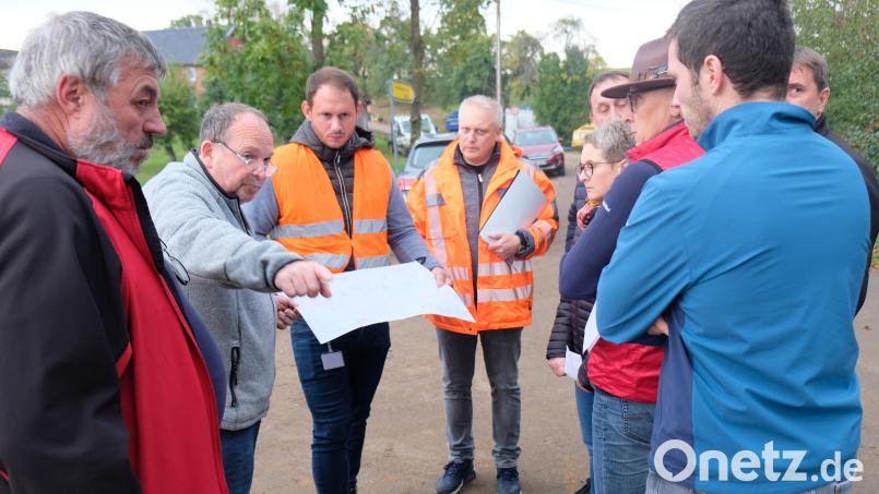 Von Vertretern der Baufirma und des Bayernwerks ließ sich der Bauausschuss über den Fortgang der Arbeiten für den Wasserleitungsbau und einer neuen Straßenbeleuchtung erläutern. Bild: do