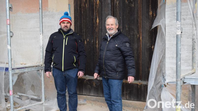 Die Renovierung haben sich Pfarrer Hans Spitzhirn (links) und Kirchenpfleger Ernst Zimmerer (rechts) zur Herzensangelegenheit gemacht. Jede freie Stunde verbringen sie auf der Baustelle.
. Bild: bnr